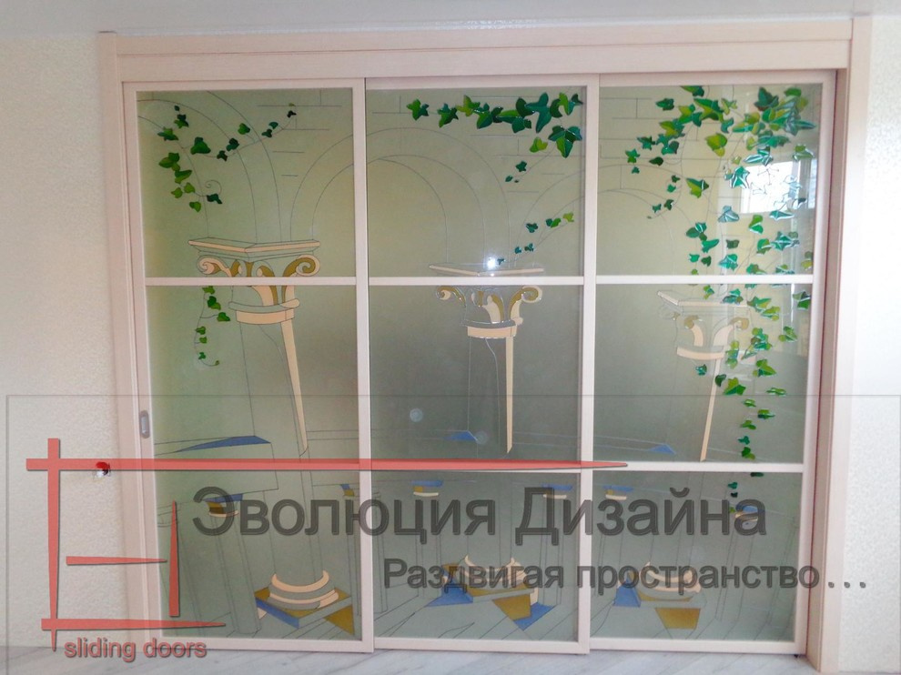 Сдвижная каскадная перегородка с витражом