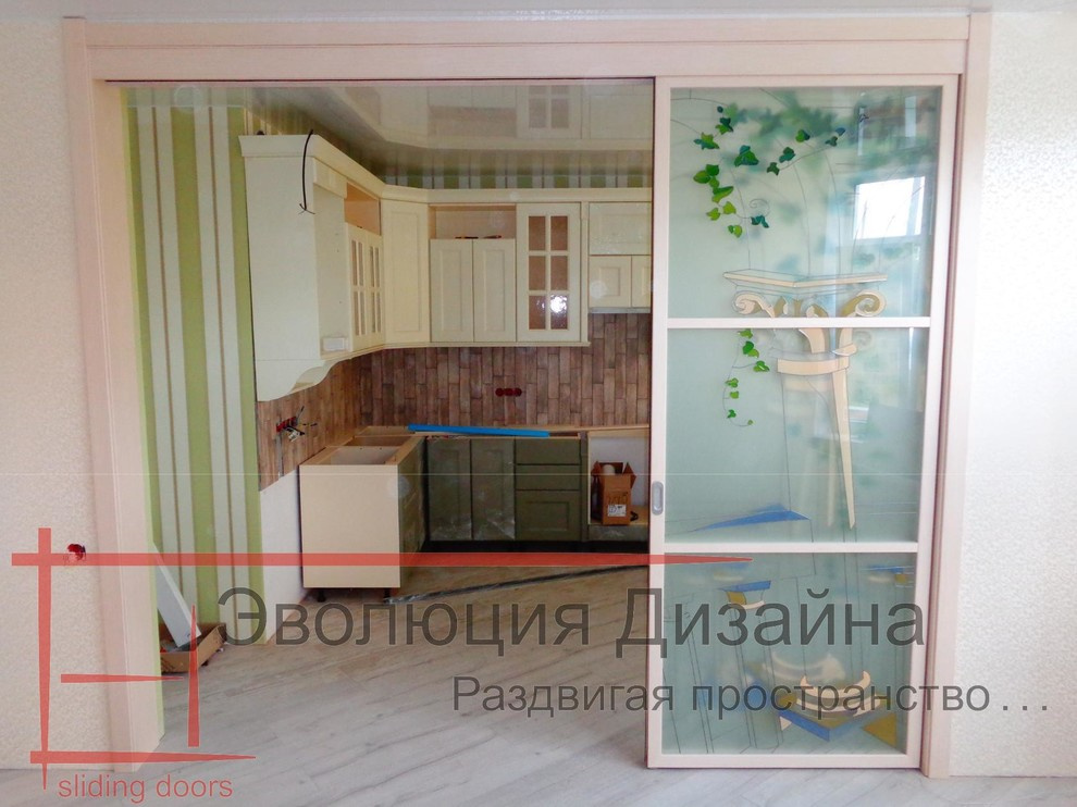 Сдвижная каскадная перегородка с витражом