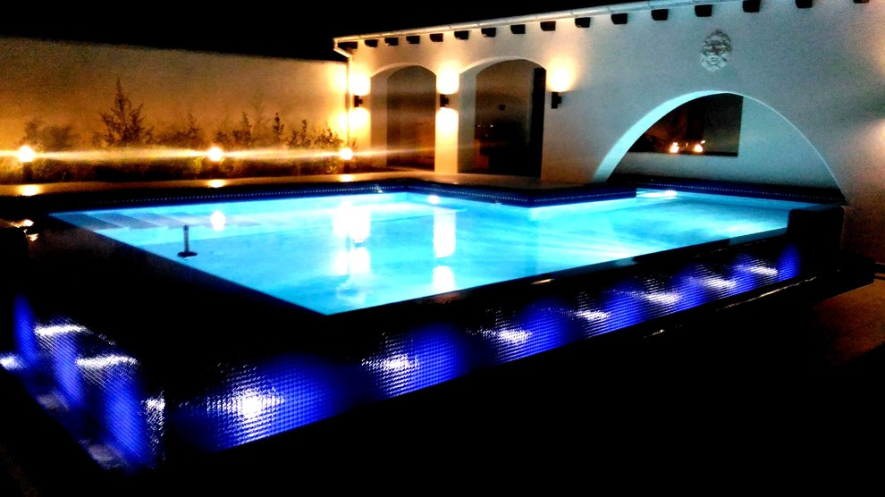 Частный бассейн с барной зоной