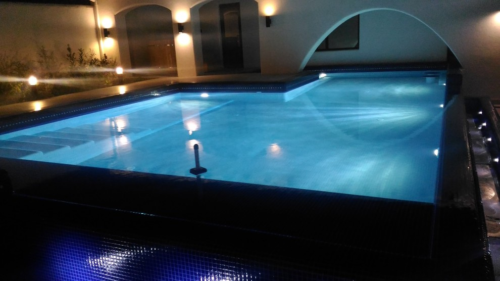 Частный бассейн с барной зоной
