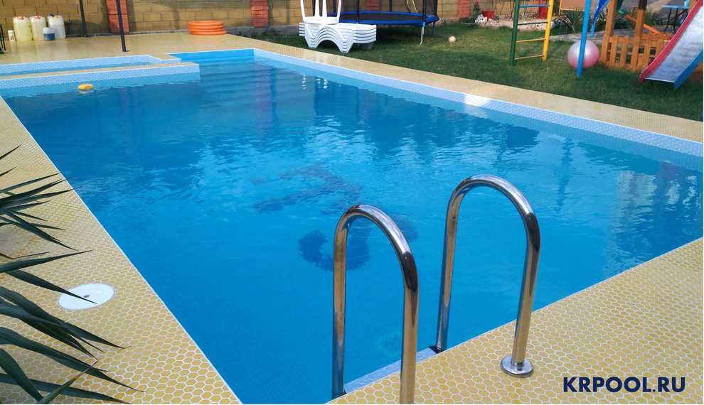 Бассейн на территории частного пансионата