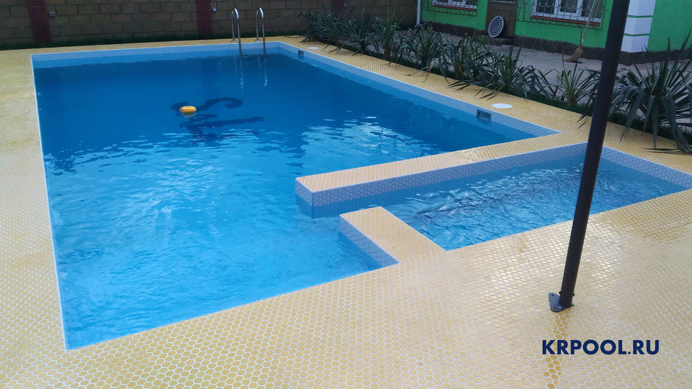 Обложка проекта: Бассейн на территории частного пансионата