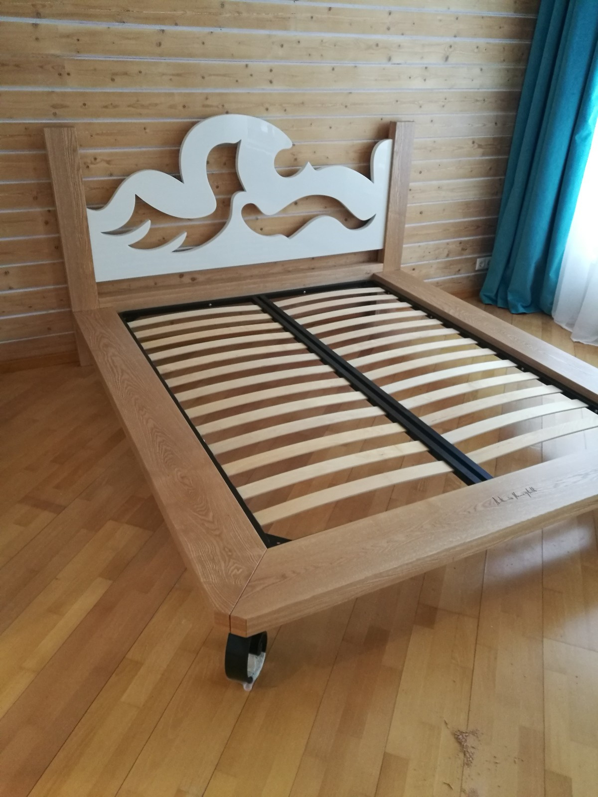 Кровать из массива ясеня