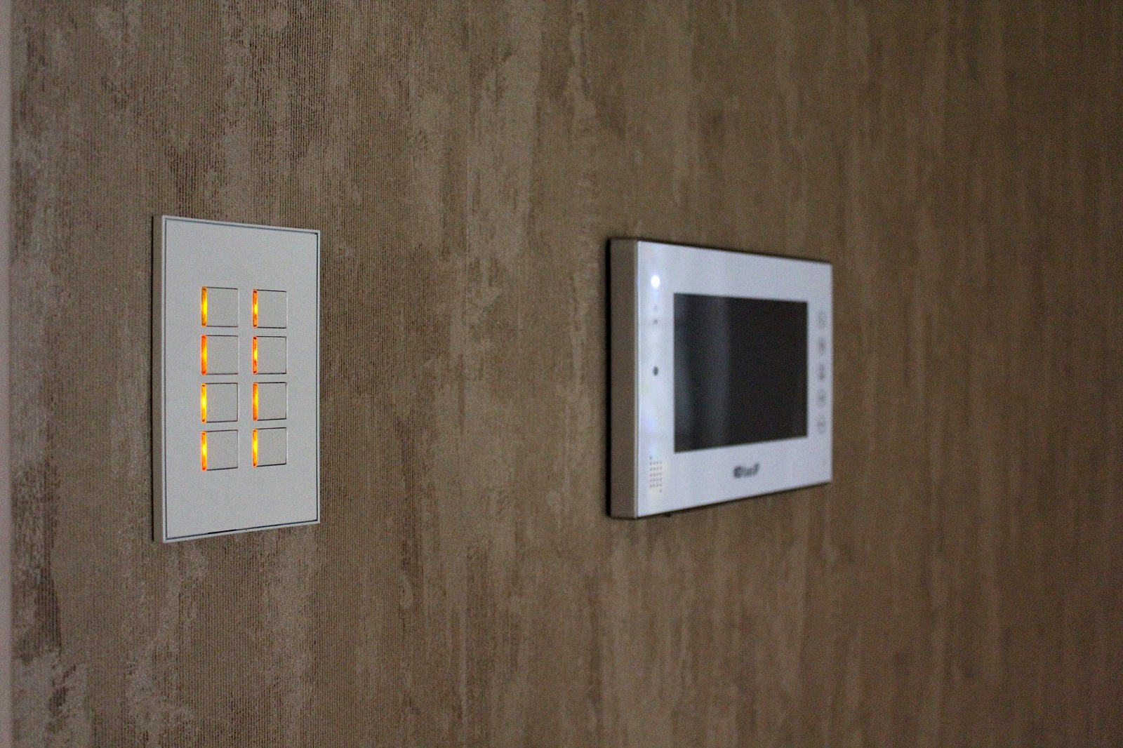 8-ми кнопочный кипад "Plastic SquaerTouth  Trimline II Ivory" и домофон Bus-IP