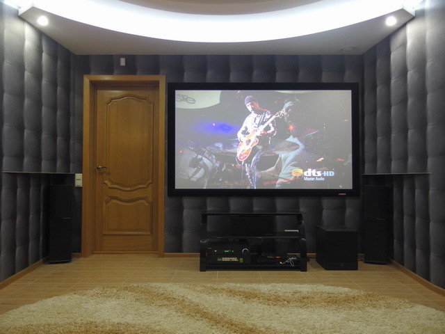 Домашний кинотеатр в цокольном этаже загородного дома