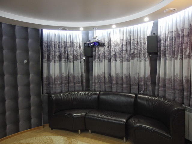 Домашний кинотеатр в цокольном этаже загородного дома