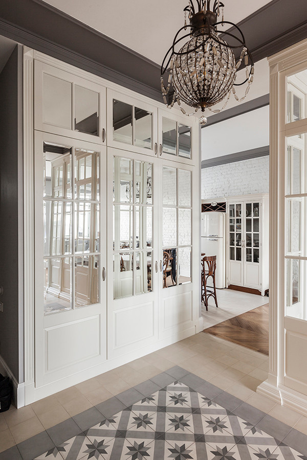 Белый шкаф в прихожей из массива