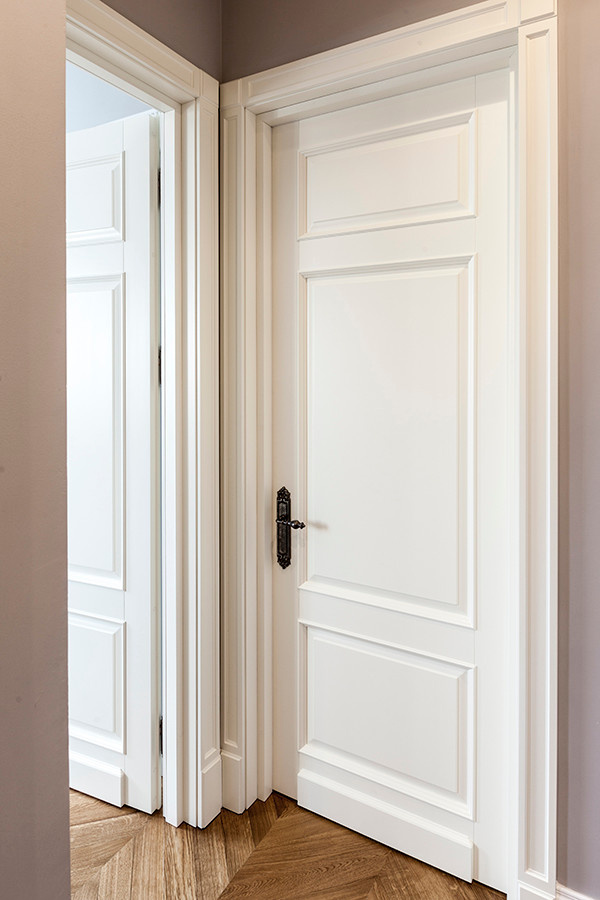 Белые двери с тремя филенками