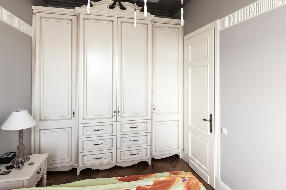 Шкаф из массива с патиной