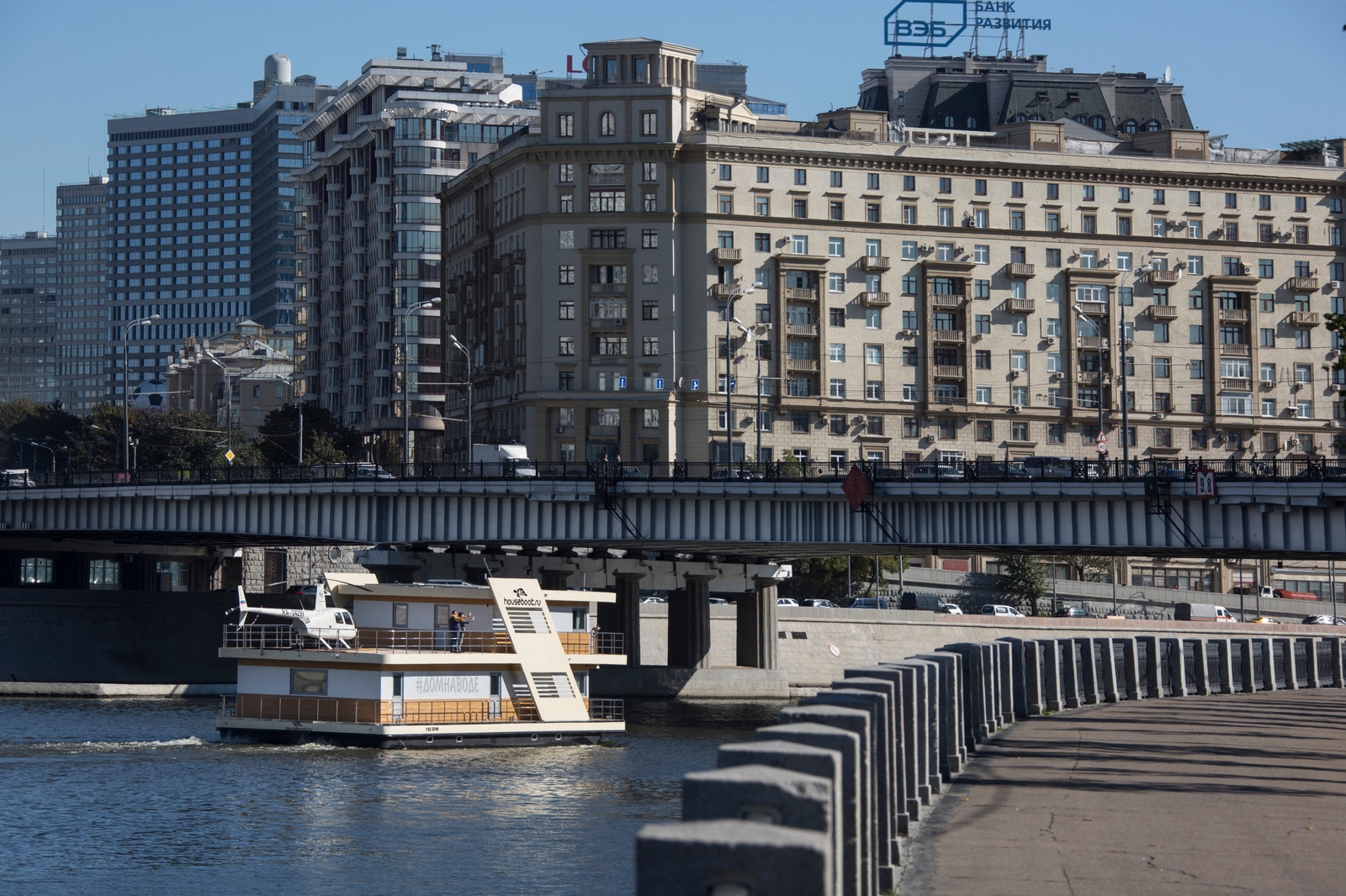 Дом на воде с видом на Москву
