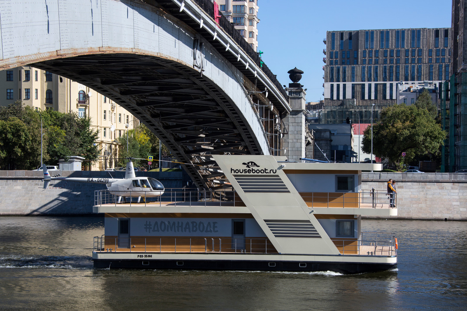 Дом на воде с видом на Москву