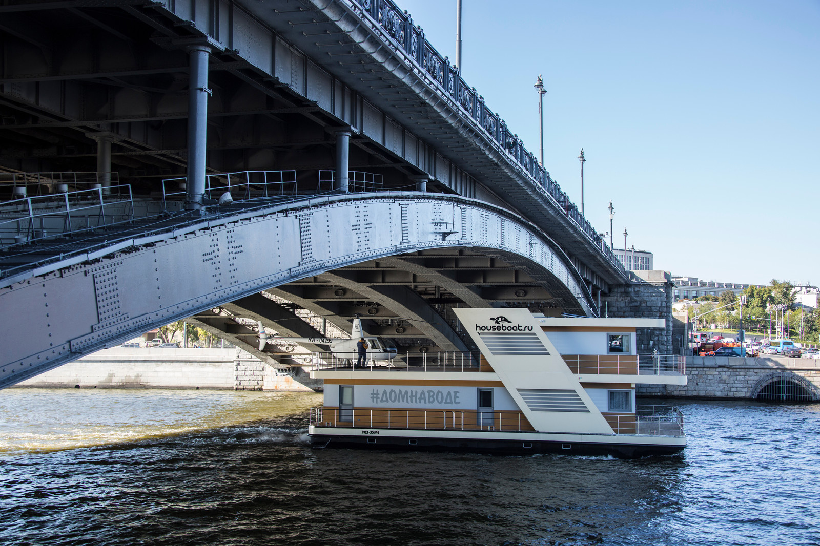 Дом на воде с видом на Москву