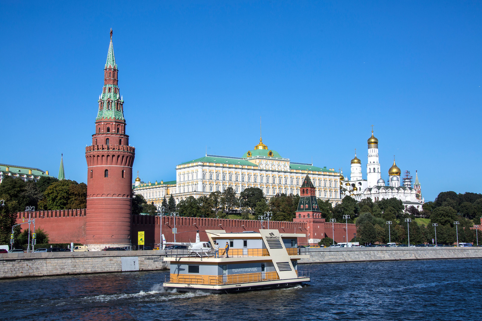 Дом на воде с видом на Москву