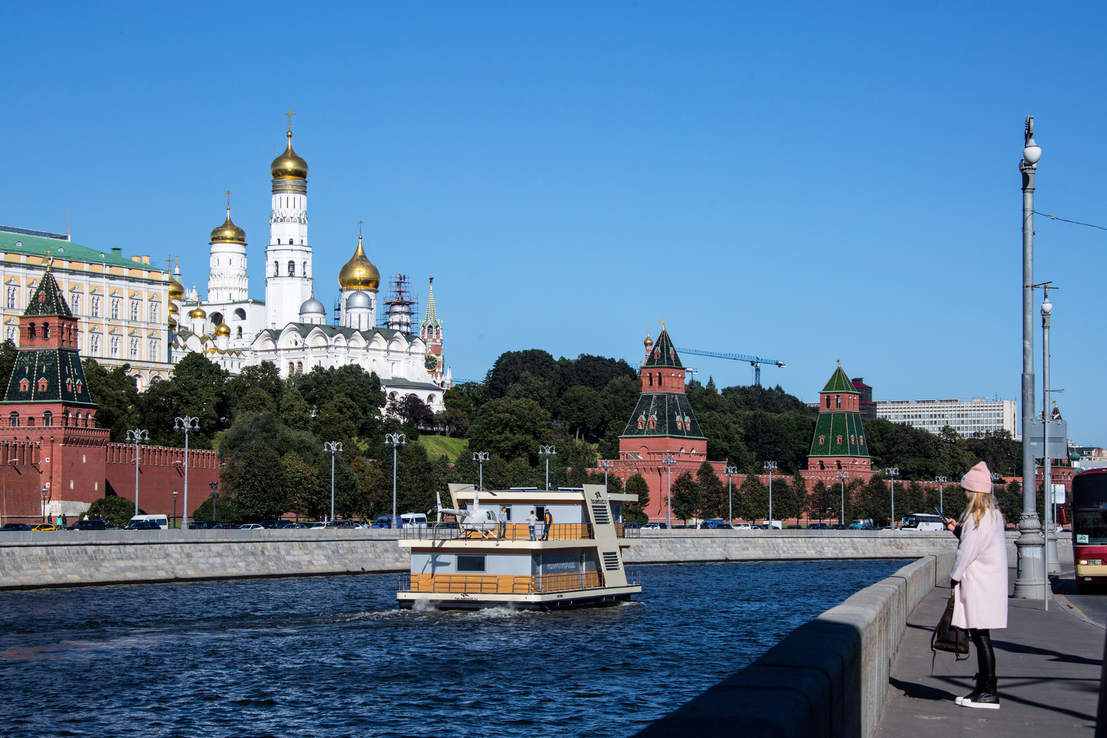 Дом на воде с видом на Москву
