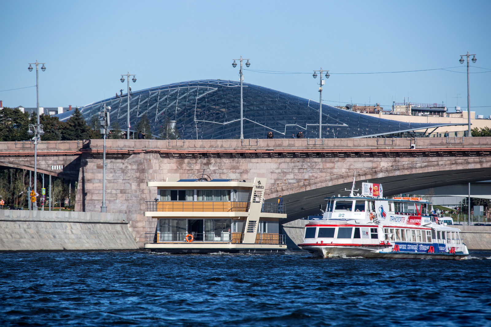 Дом на воде с видом на Москву