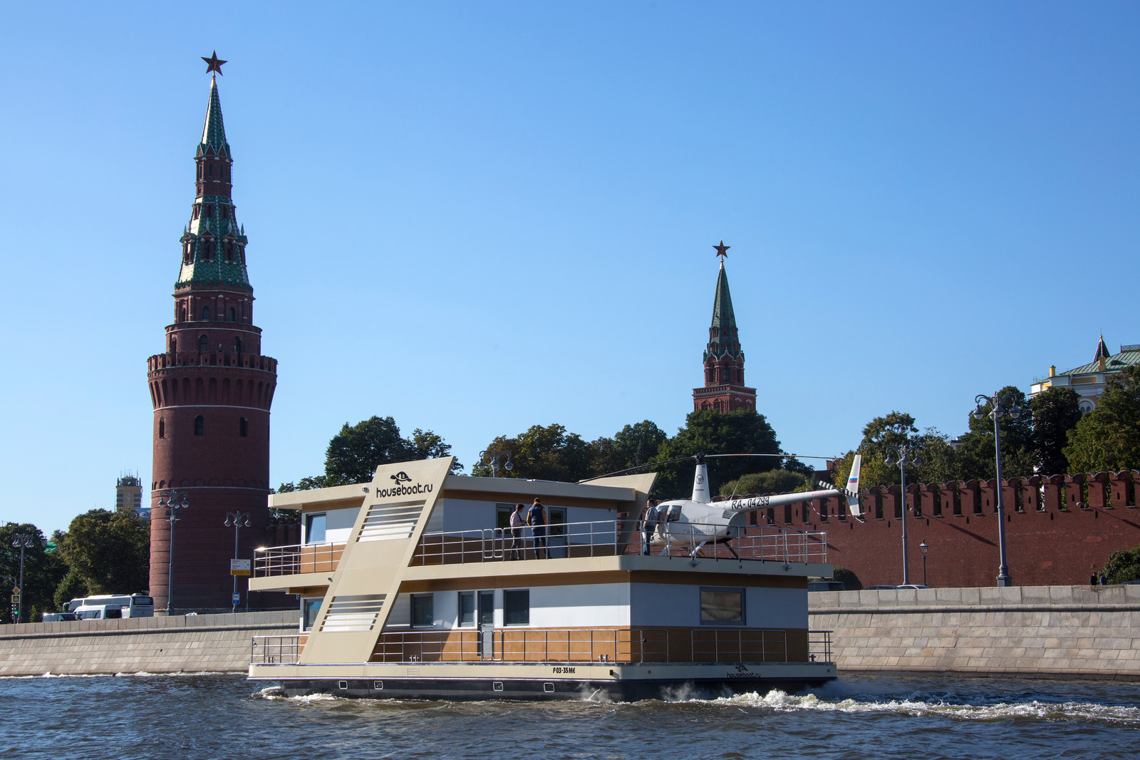 Дом на воде с видом на Москву