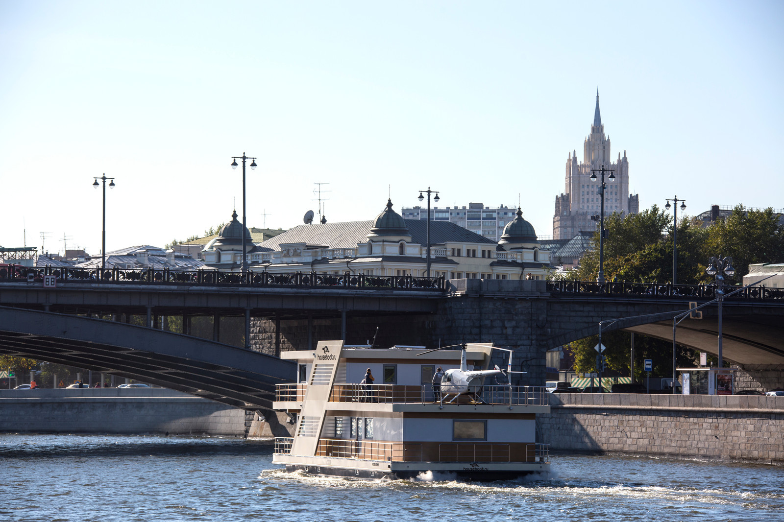 Дом на воде с видом на Москву