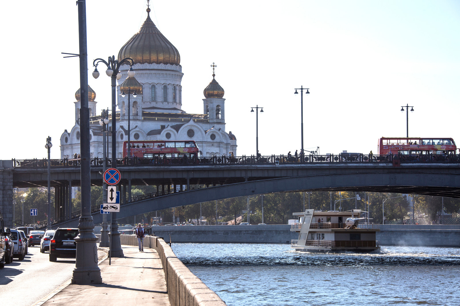 Дом на воде с видом на Москву