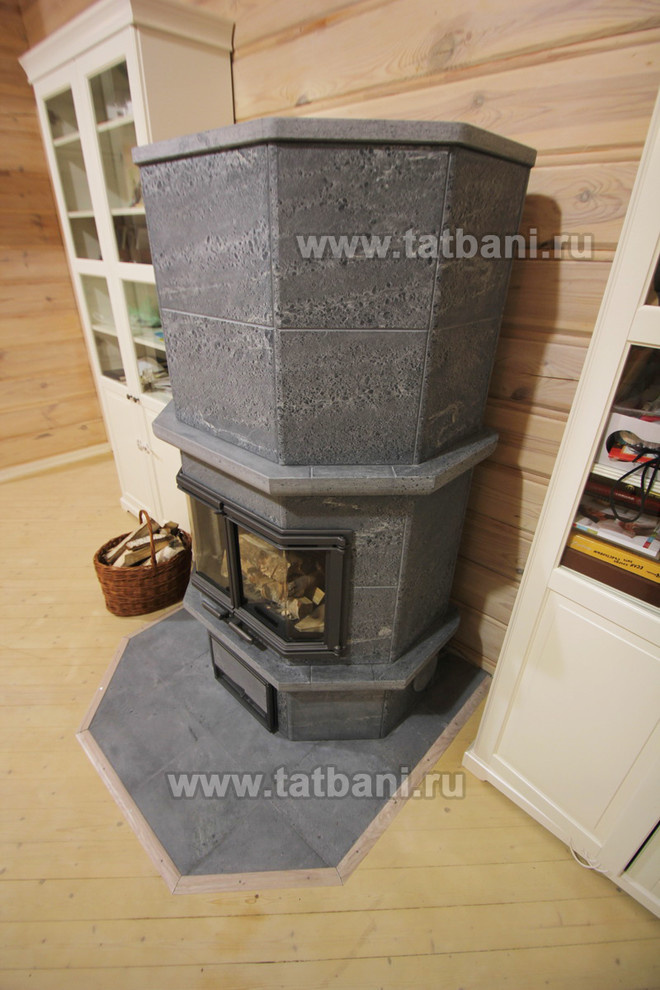 Установка камина Tulikivi в доме из бруса