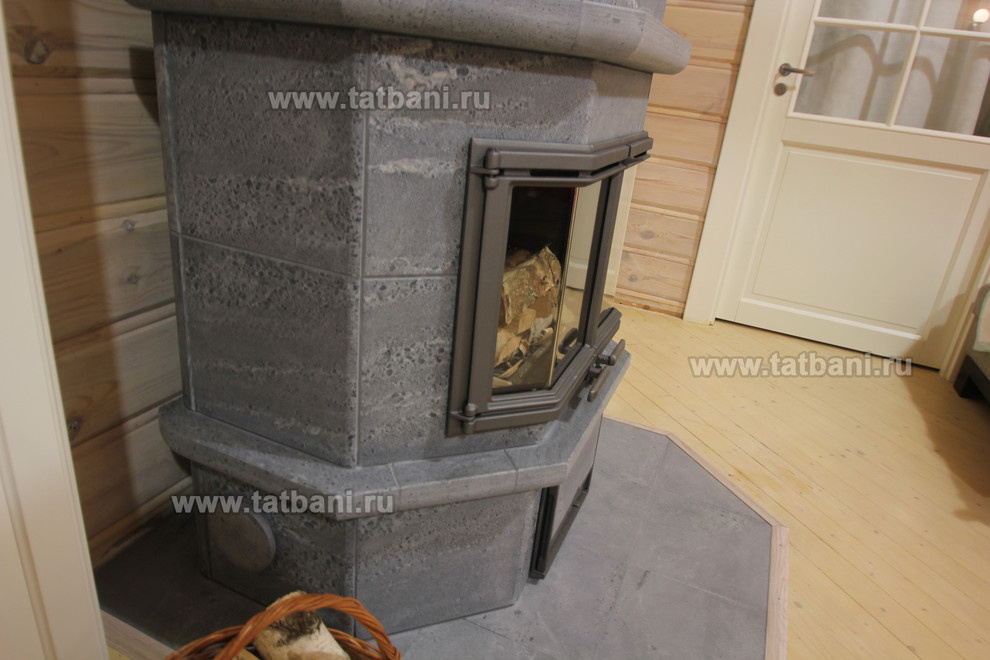 Установка камина Tulikivi в доме из бруса