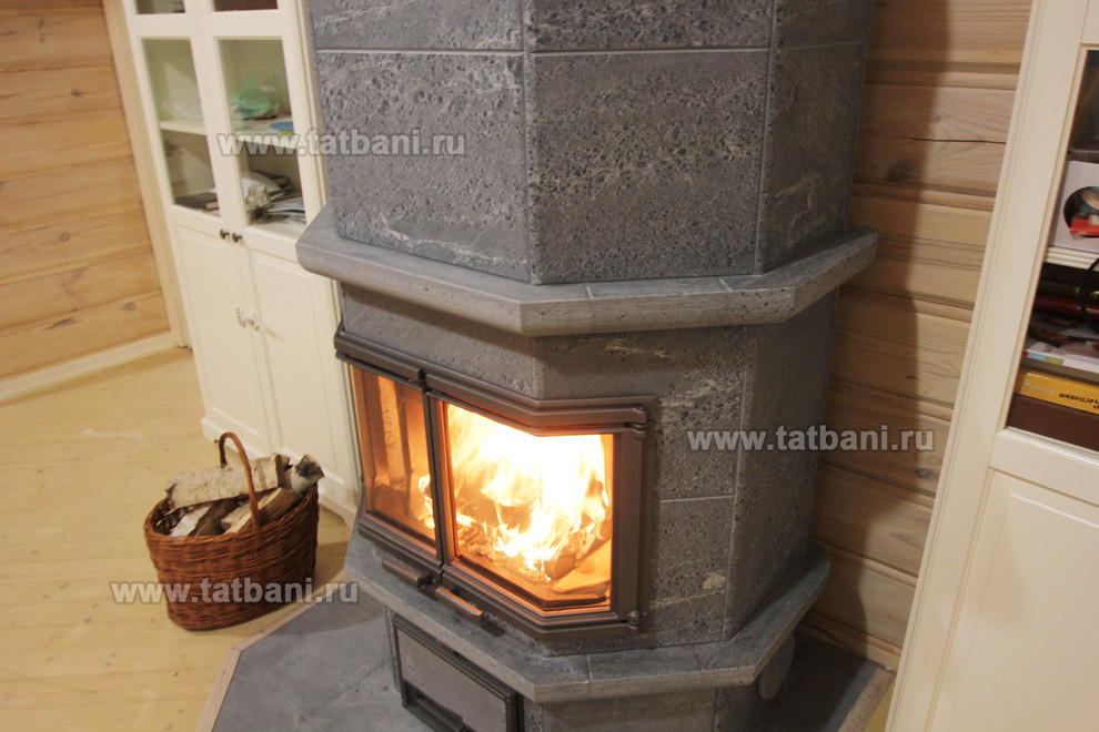 Установка камина Tulikivi в доме из бруса
