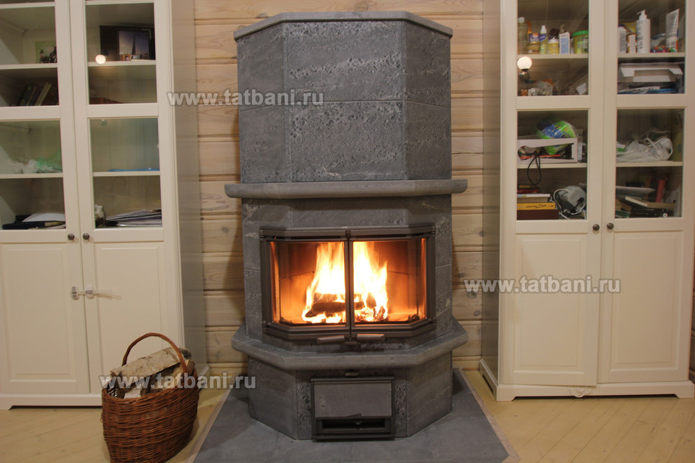 Установка камина Tulikivi в доме из бруса