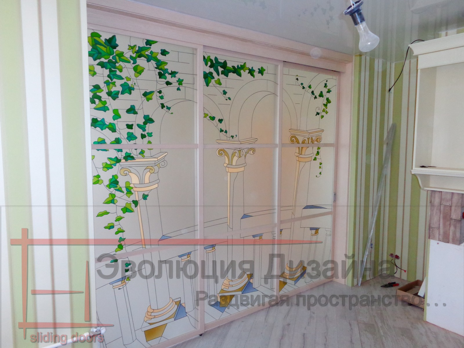 Сдвижная каскадная перегородка с витражом