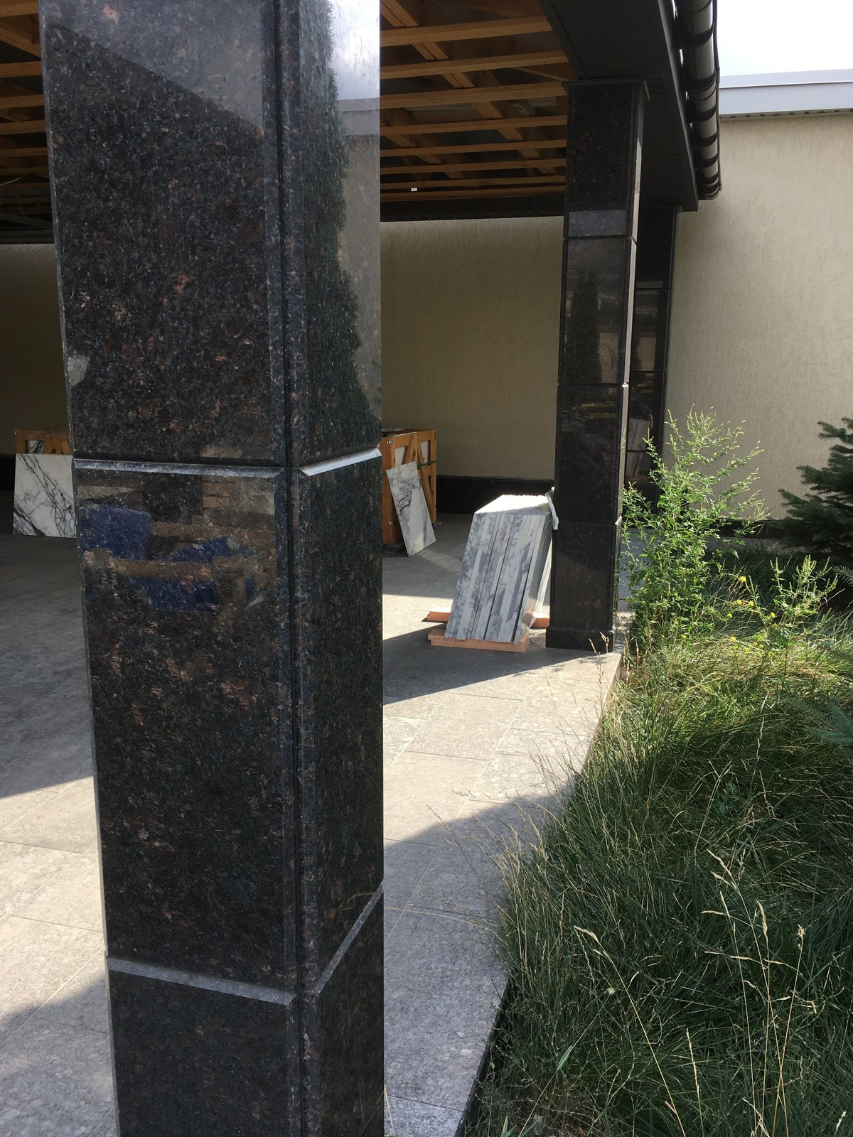 колонны из гранита