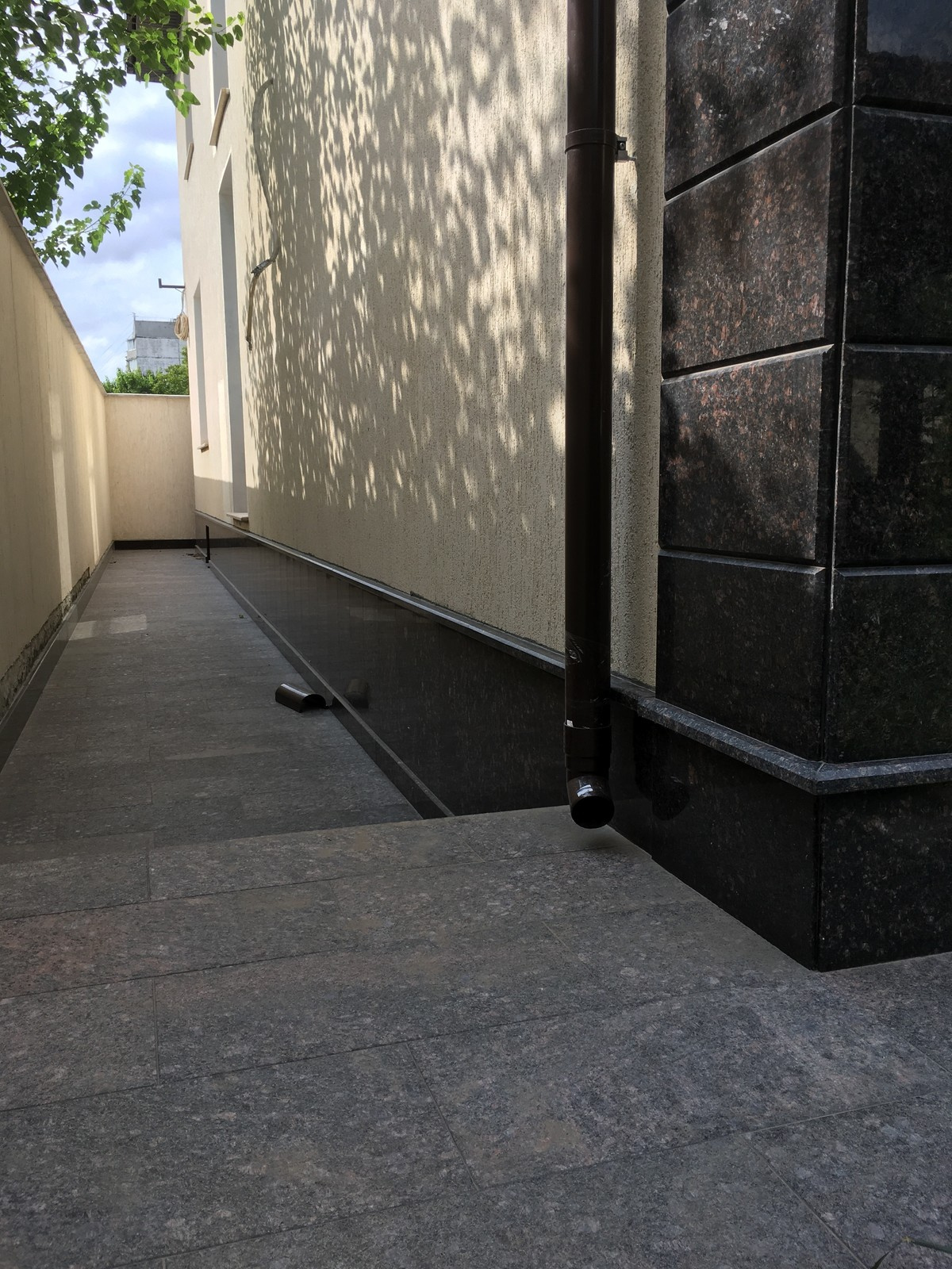 гранит на цоколе