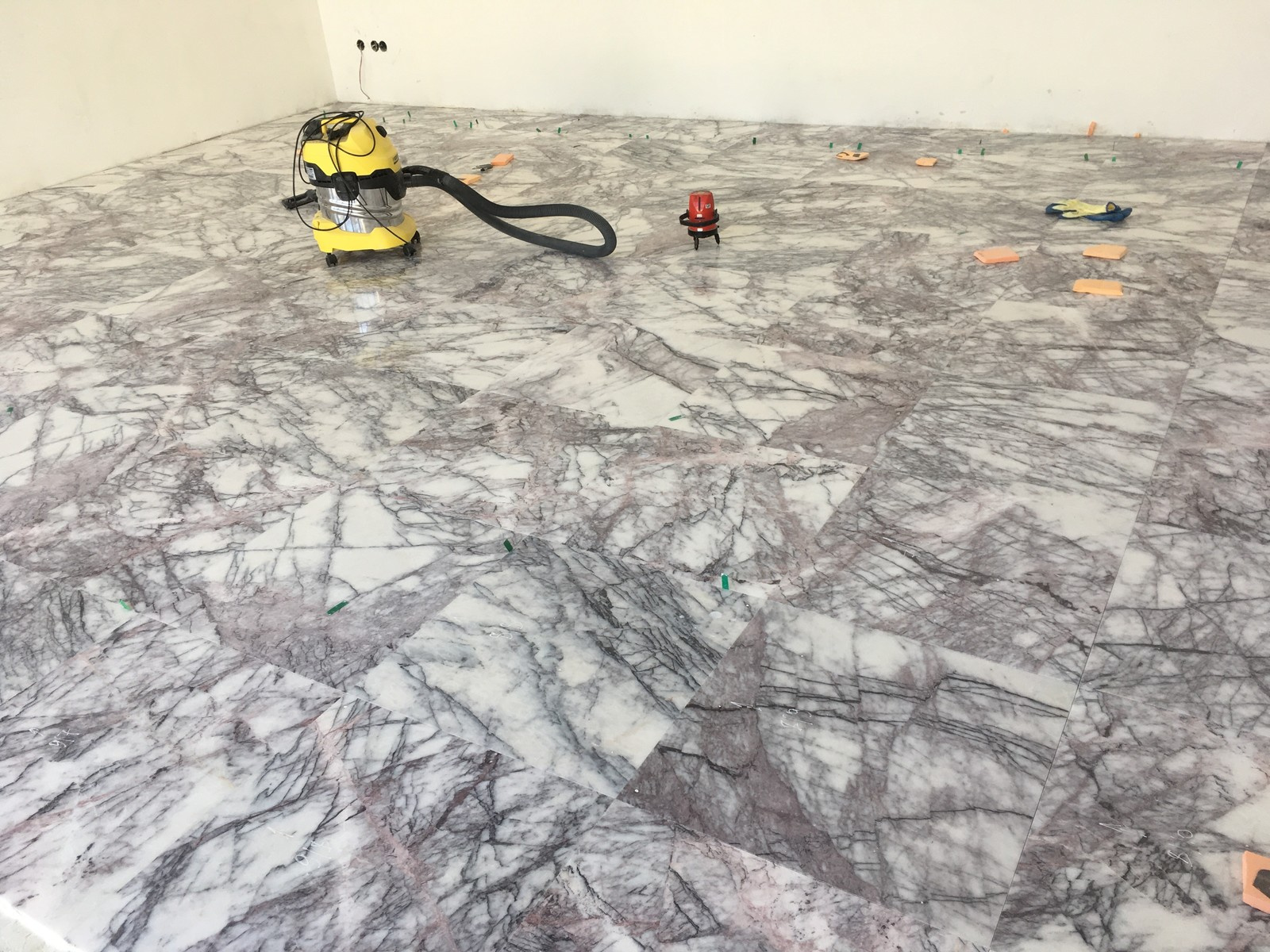 мрамор на полу