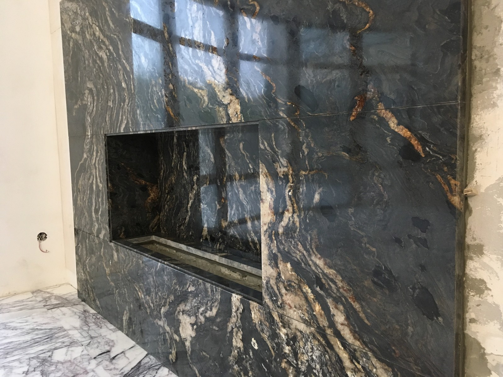 камин из гранита