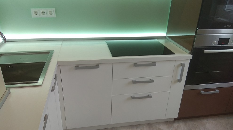 Кухня МДФ Эмаль (скинали из матового стекла с равномерной LED подсветкой)
