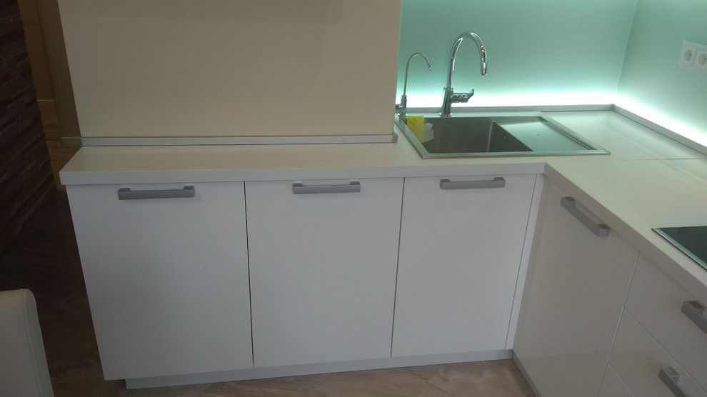 Кухня МДФ Эмаль (скинали из матового стекла с равномерной LED подсветкой)