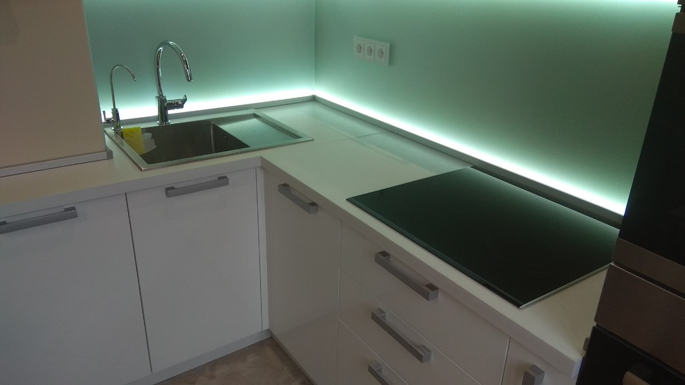 Кухня МДФ Эмаль (скинали из матового стекла с равномерной LED подсветкой)