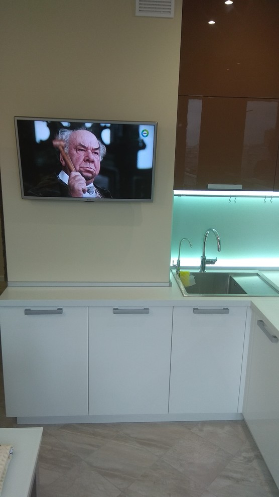 Кухня МДФ Эмаль (скинали из матового стекла с равномерной LED подсветкой)