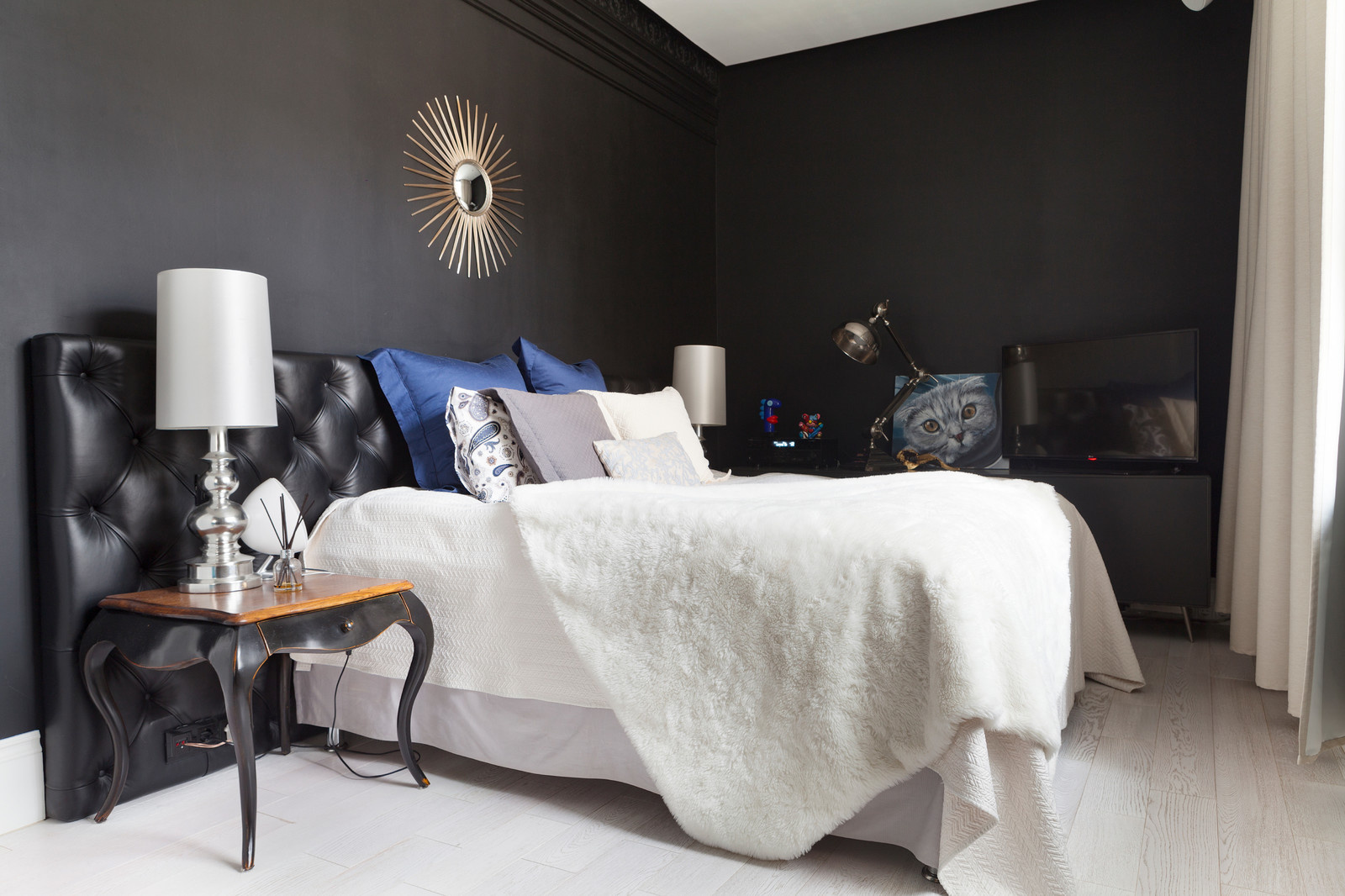 В гостях: 54 метра — «сталинка» с тёмными стенами