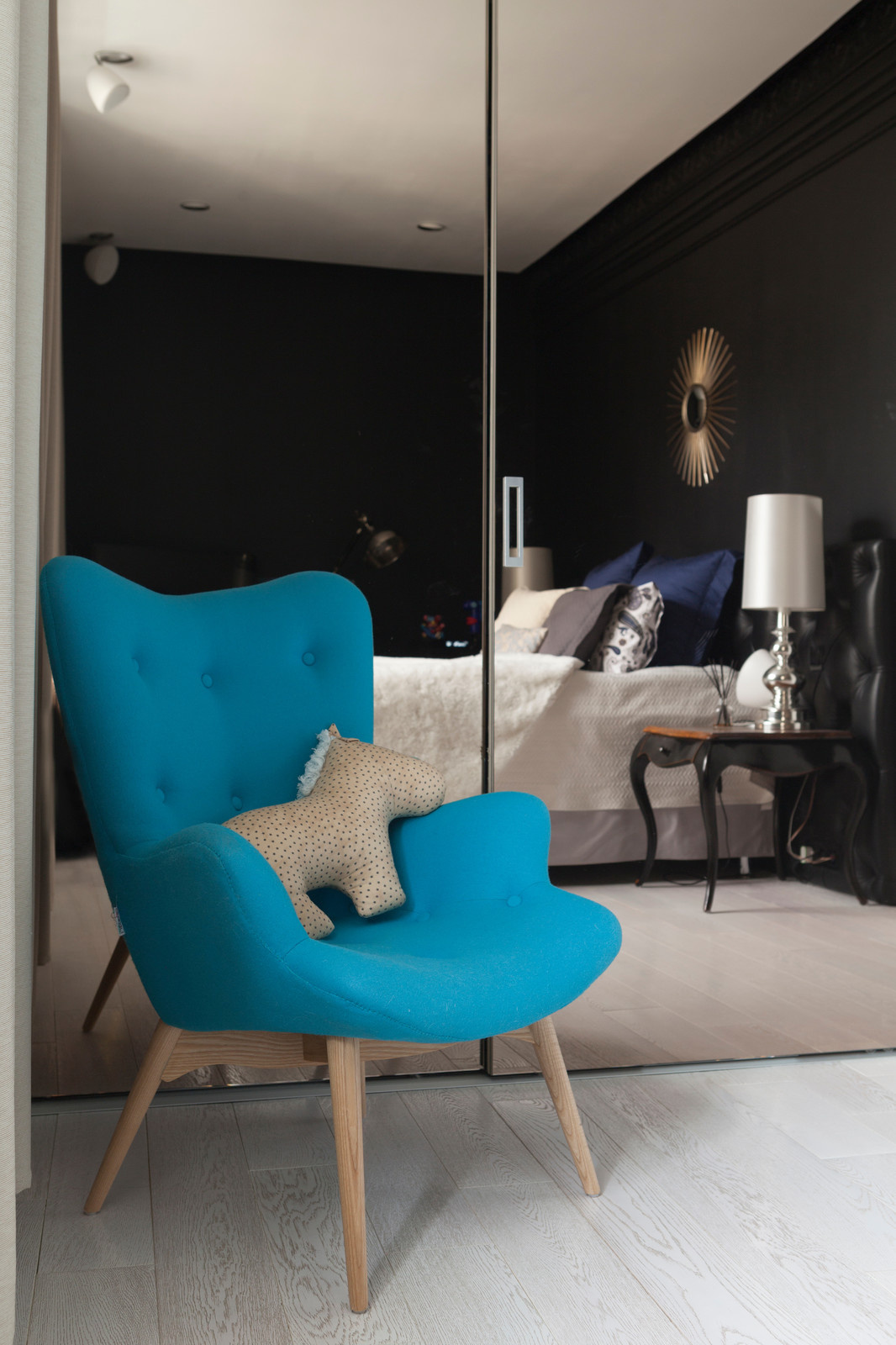 В гостях: 54 метра — «сталинка» с тёмными стенами