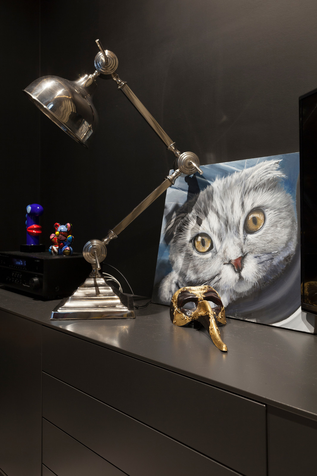 В гостях: 54 метра — «сталинка» с тёмными стенами