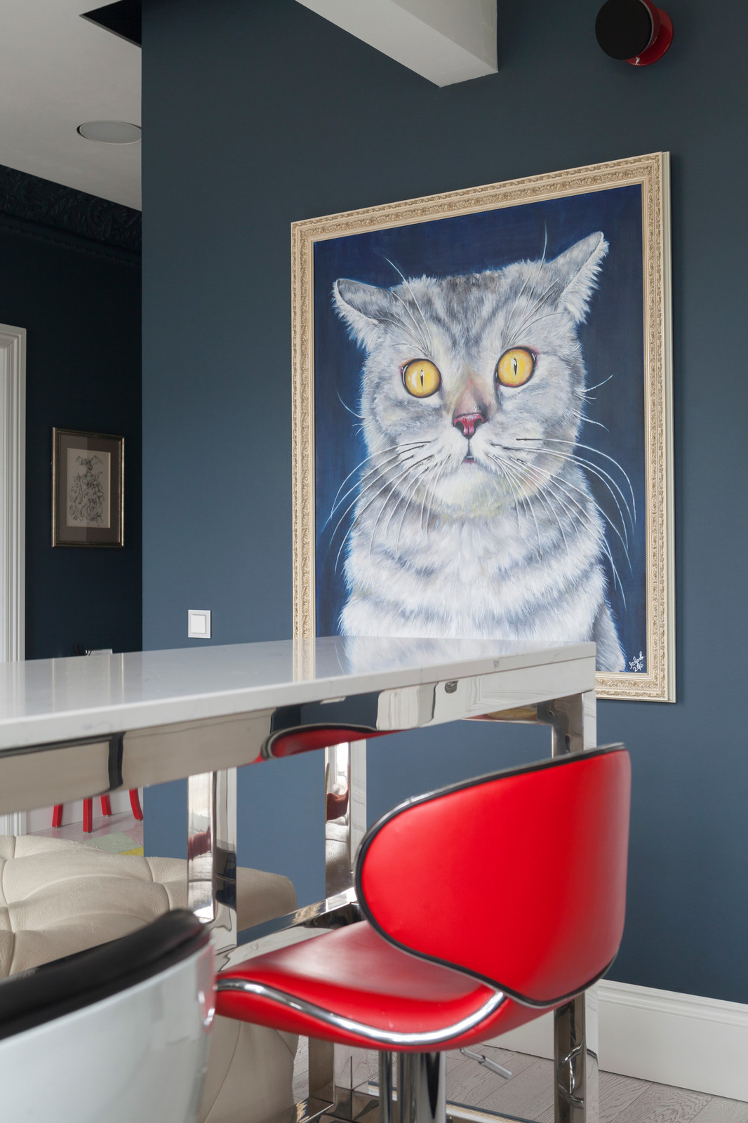 В гостях: 54 метра — «сталинка» с тёмными стенами