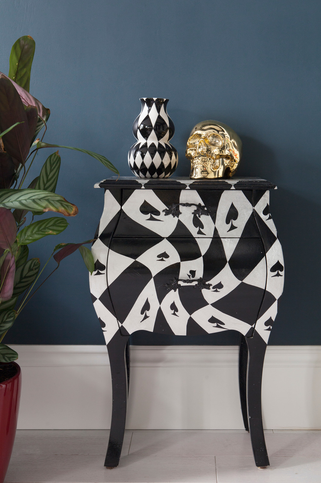 В гостях: 54 метра — «сталинка» с тёмными стенами