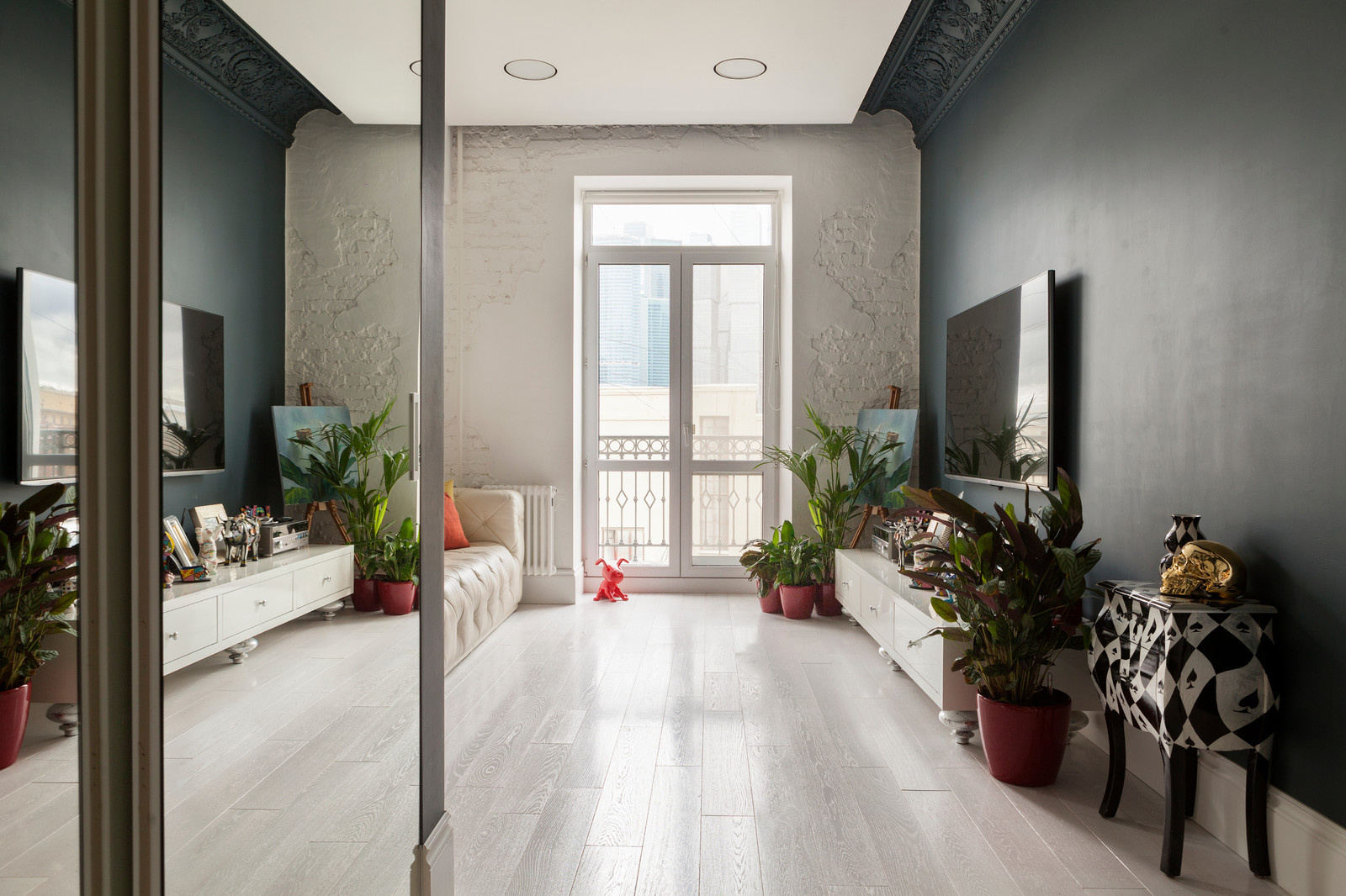 В гостях: 54 метра — «сталинка» с тёмными стенами