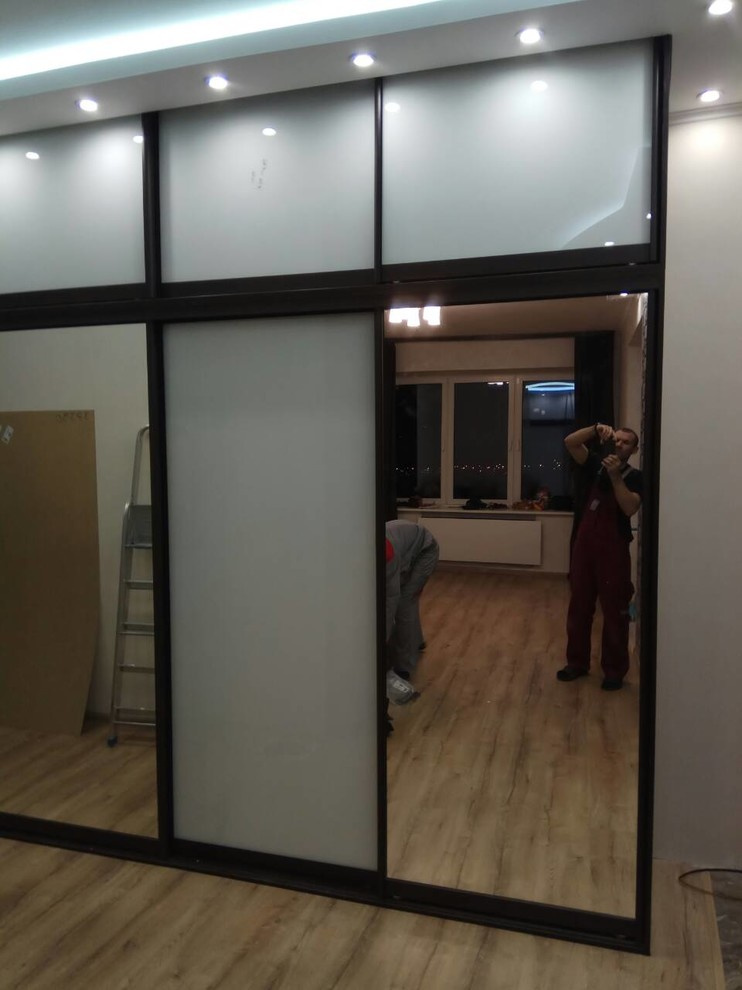 Шкаф купе с зеркалом и белым стеклом Lacobel