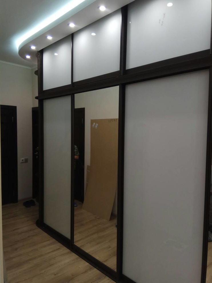 Обложка проекта: Шкаф купе с зеркалом и белым стеклом Lacobel