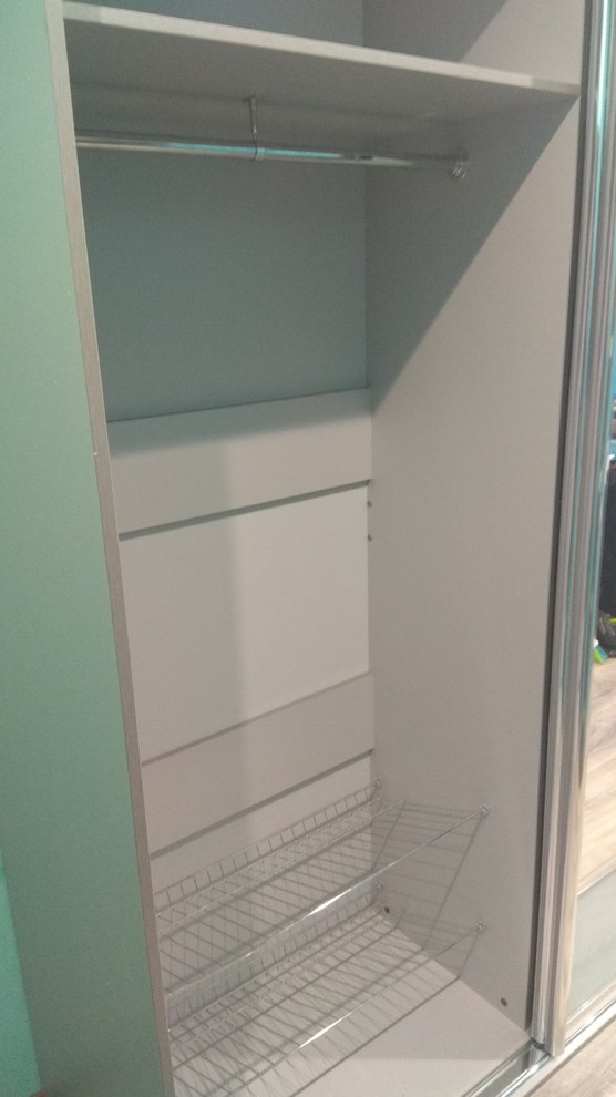 Шкаф купе с зеркалом и белым стеклом