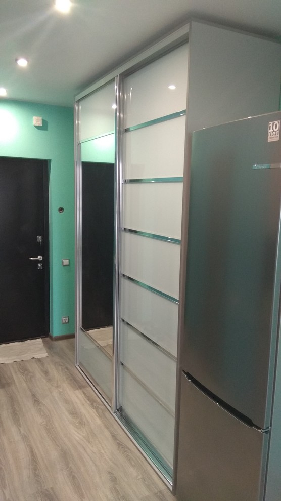 Шкаф купе с зеркалом и белым стеклом