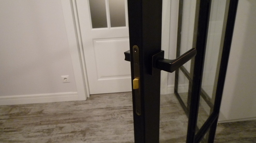 Лофт перегородка с дверью для стальни