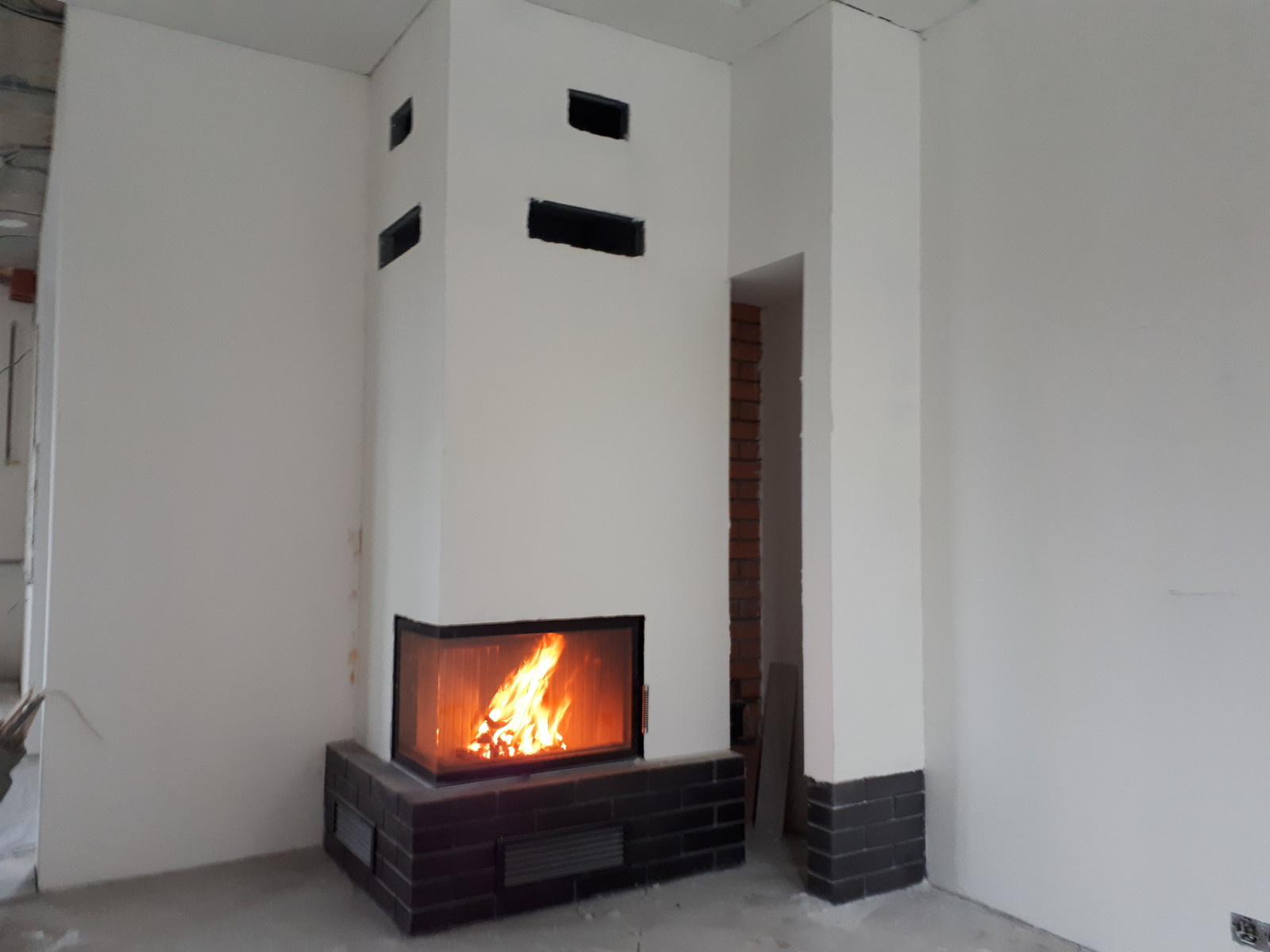 Камин угловой с дровником