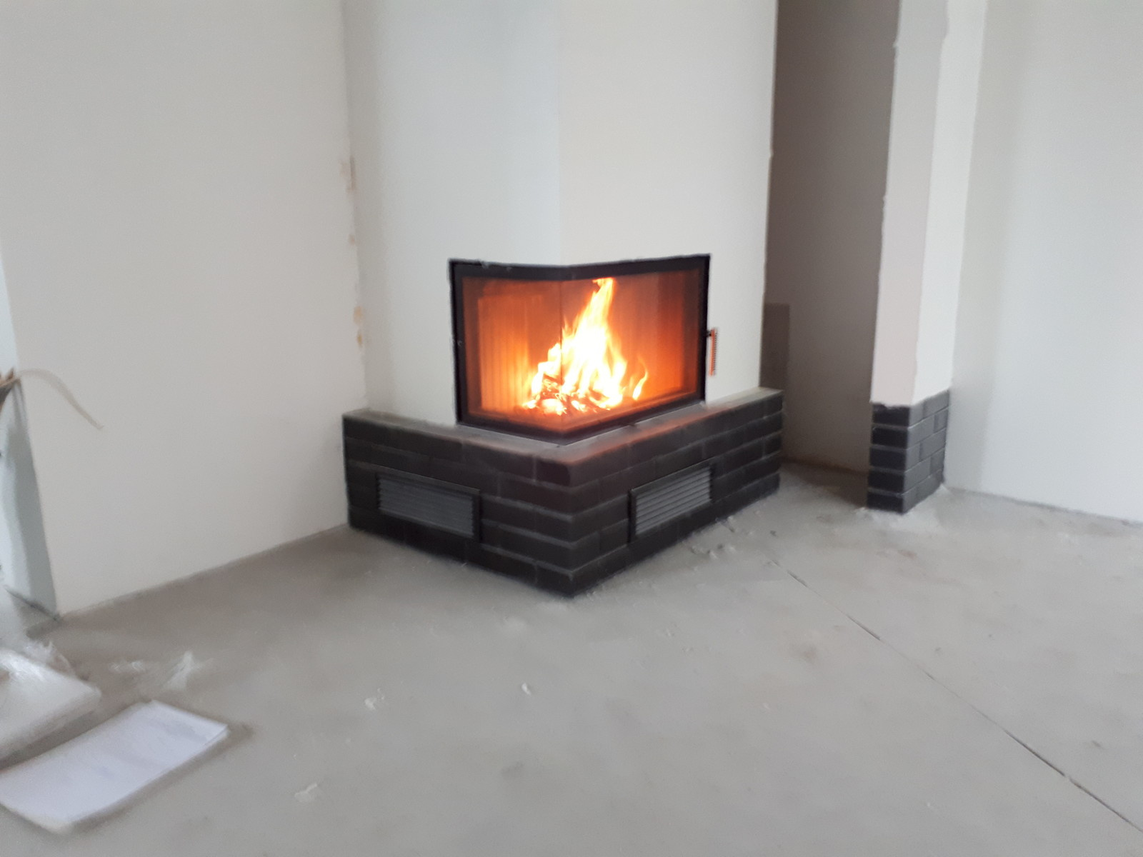 Камин угловой с дровником