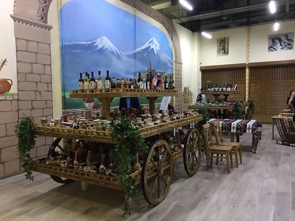 Роспись стен в торговом павильоне "Армения"