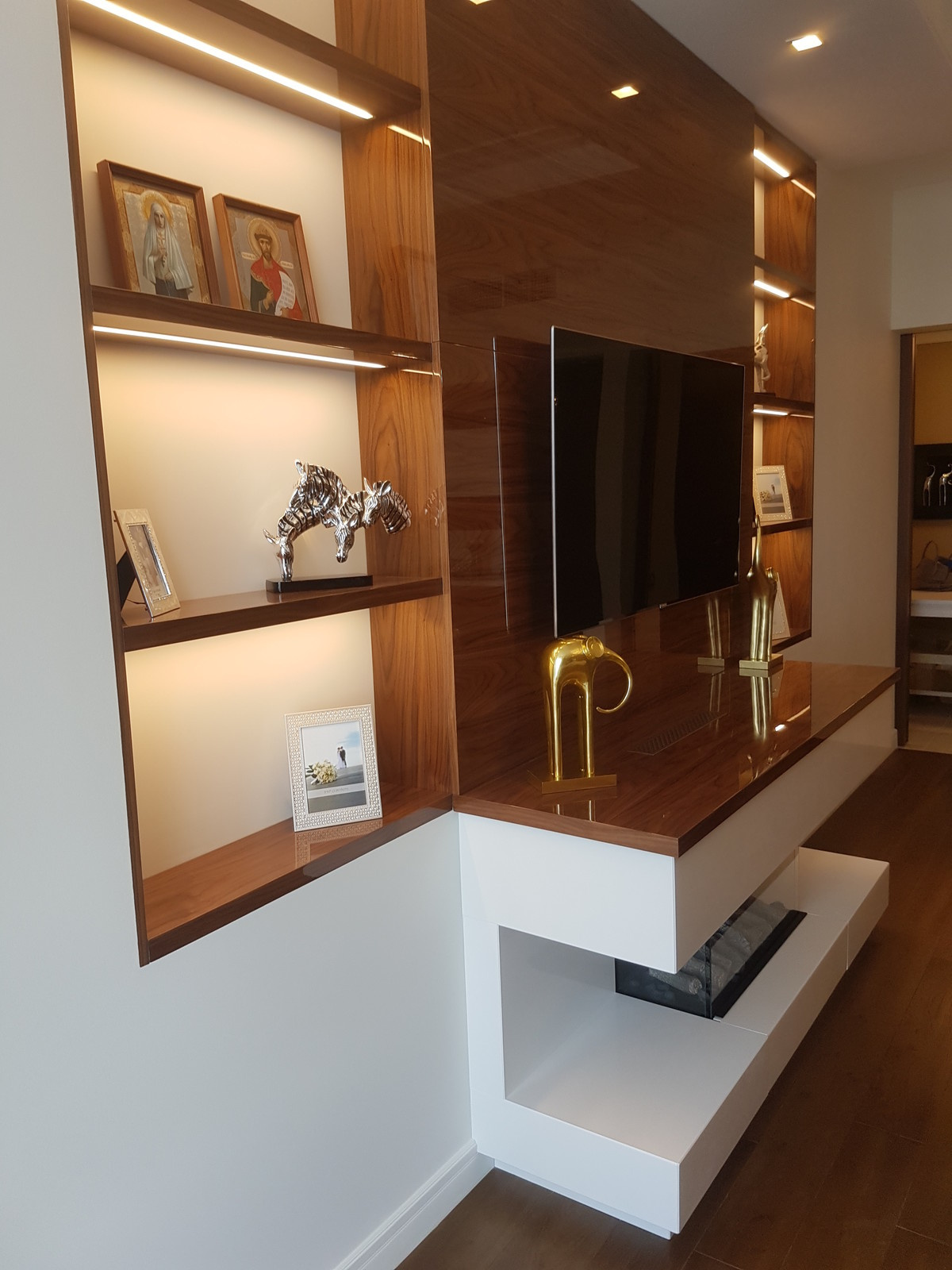 Облицовка биокамина белоснежным кварцевым камнем